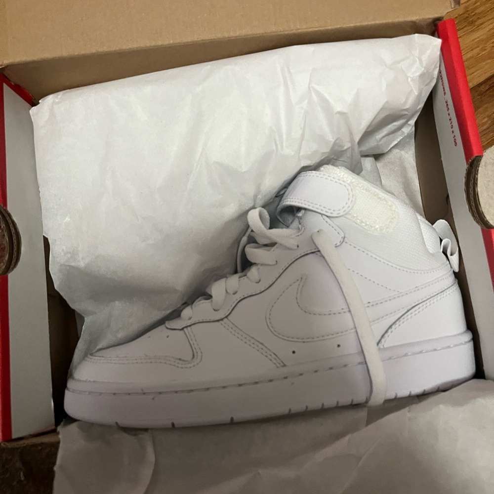 New Nike White Court Borough Mid 2-Size 4.5 Youth